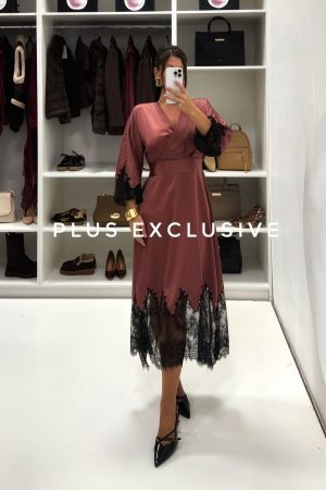 Roze haljina od satena sa čipkom