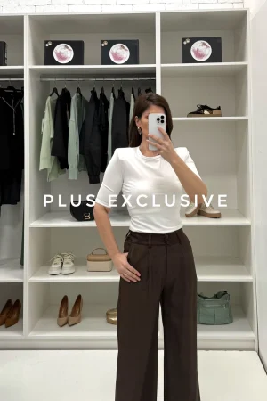 Bela bluza sa naramenicama