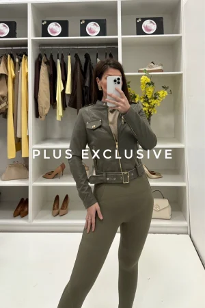 Maslinasta jakna sa zlatnim detaljima