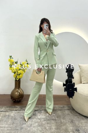 Zeleno odelo sa zlatnim detaljima