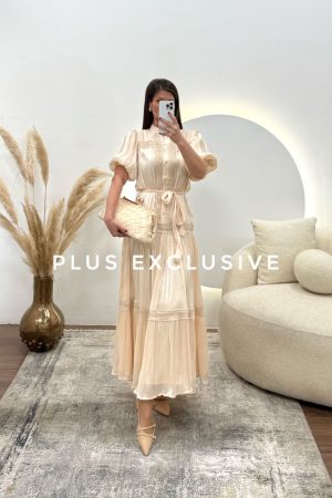 Svilena lepršava haljina sa veženim detaljima