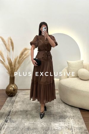 Svilena lepršava haljina sa veženim detaljima